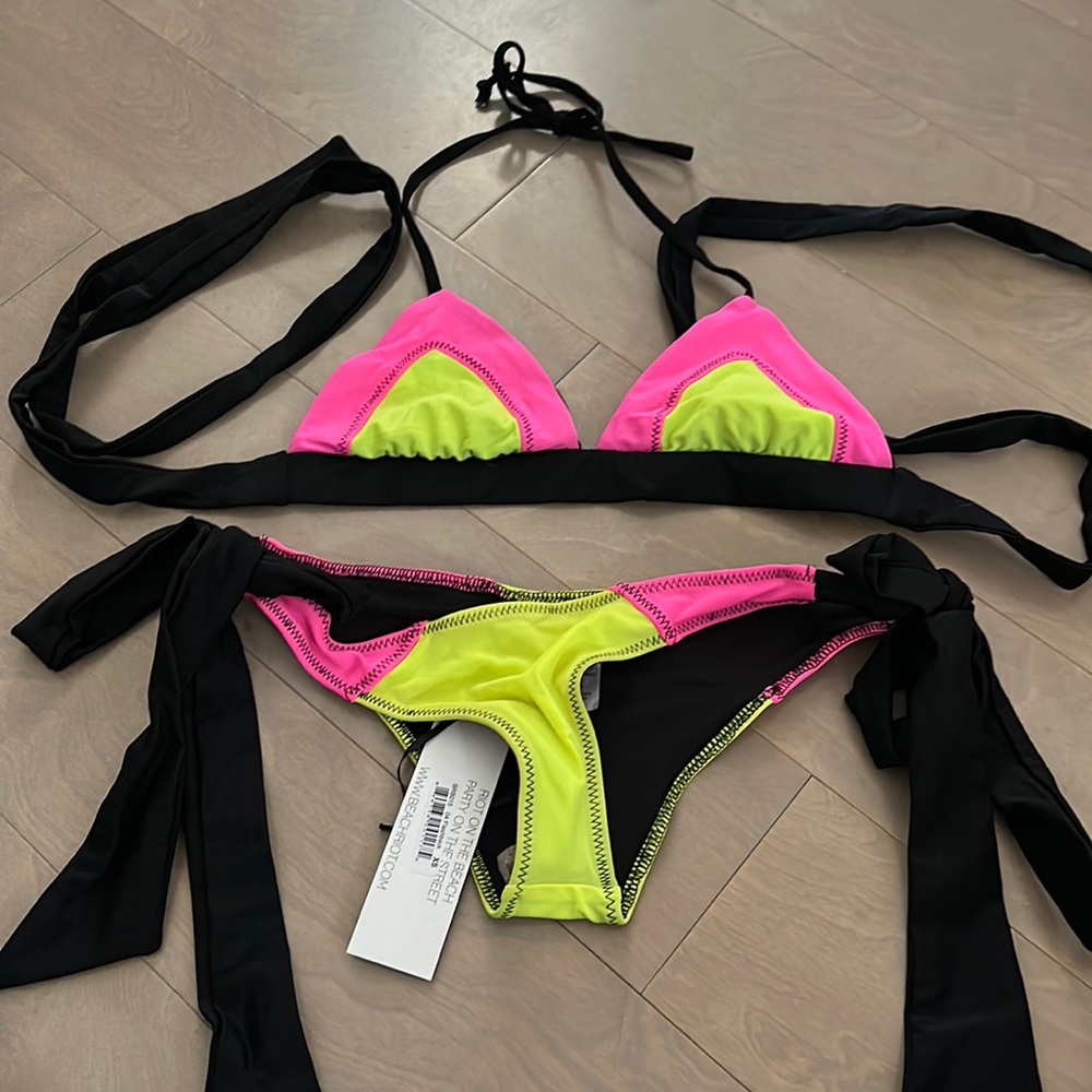 BNWT super cute beach riot bikini size XS
